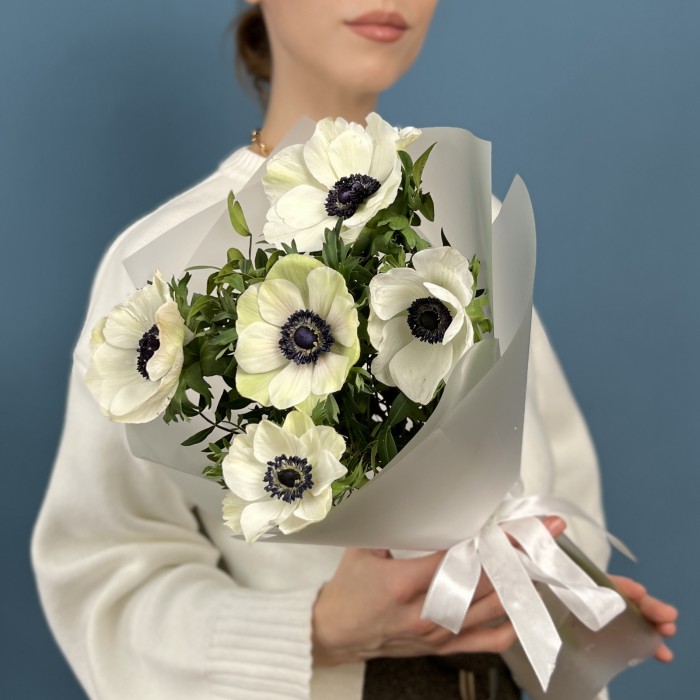 5 белых анемонов