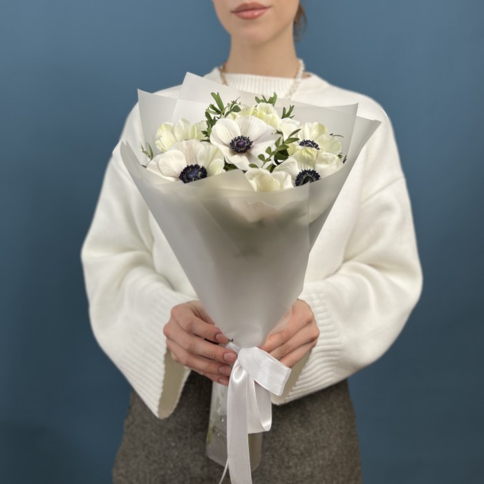 7 белых анемонов