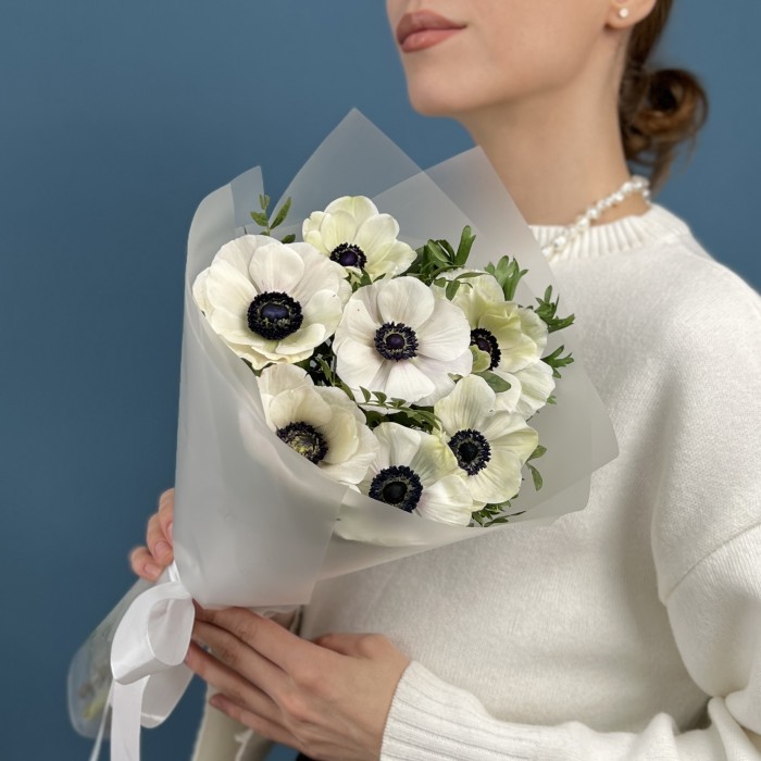 7 белых анемонов