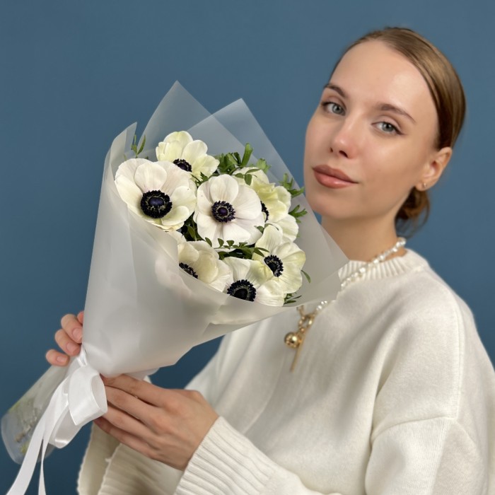 7 белых анемонов