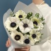 7 белых анемонов