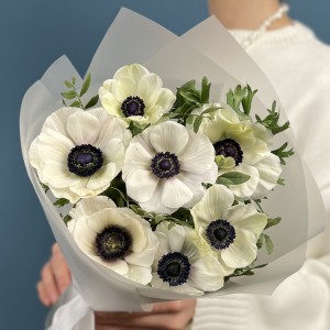 7 белых анемонов