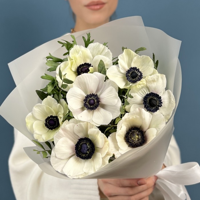 7 белых анемонов