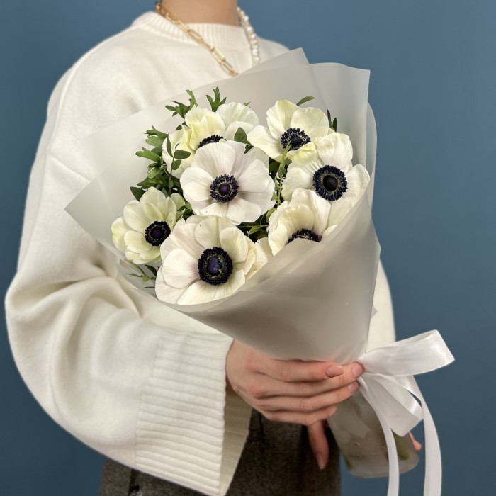 7 белых анемонов