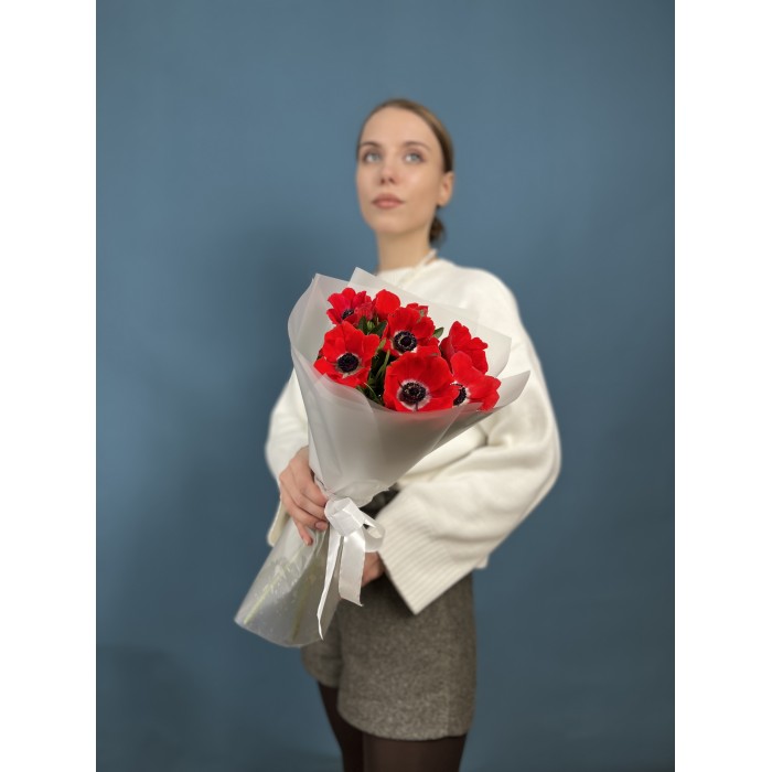 7 красных анемонов