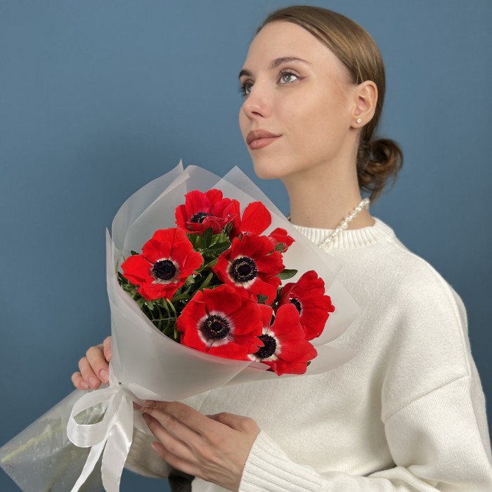 7 красных анемонов
