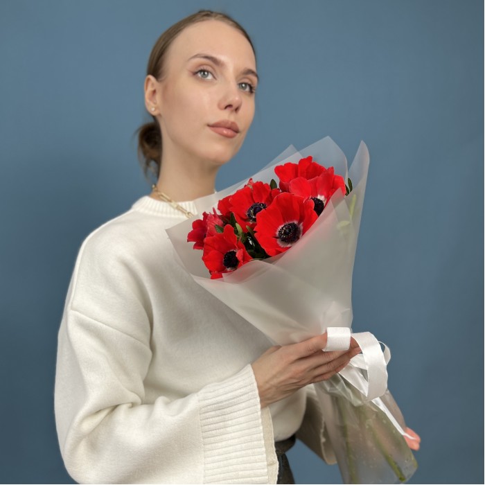7 красных анемонов