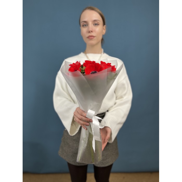 7 красных анемонов