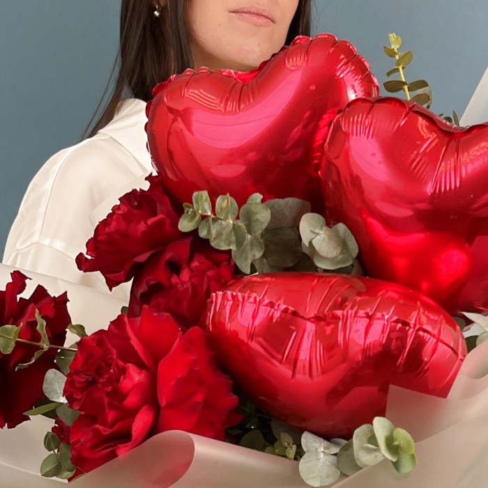 Букет для любимой пионовидные розы с красными сердцами