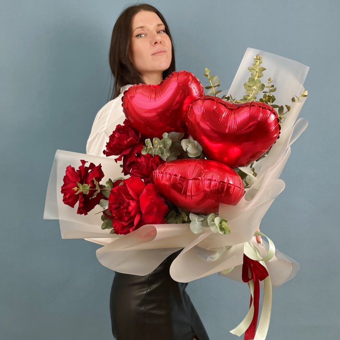 Букет для любимой пионовидные розы с красными сердцами