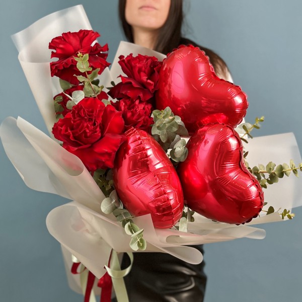 Букет для любимой пионовидные розы с красными сердцами