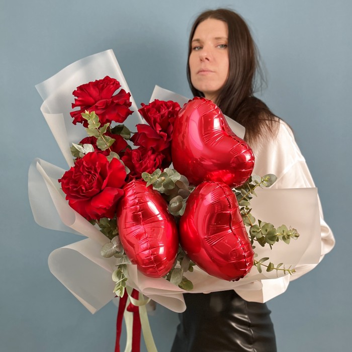 Букет для любимой пионовидные розы с красными сердцами