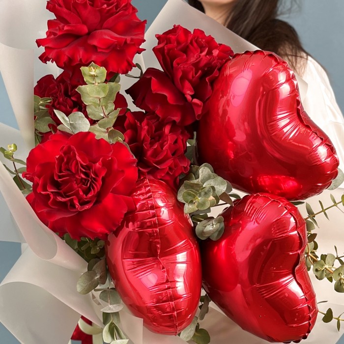 Букет для любимой пионовидные розы с красными сердцами