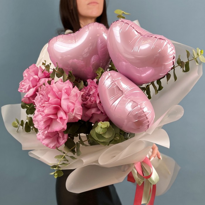 Букет для любимой - пионовидные розы с розовыми сердцами