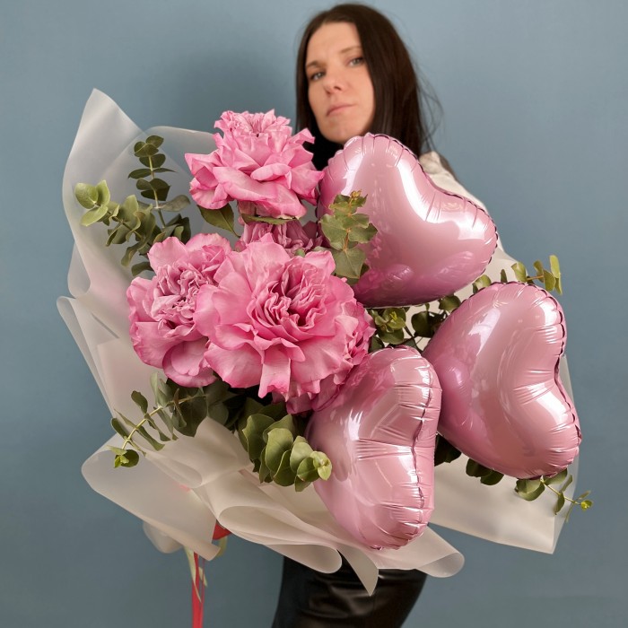Букет для любимой - пионовидные розы с розовыми сердцами