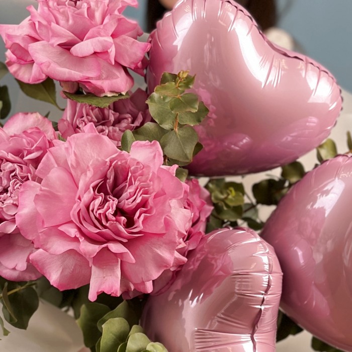 Букет для любимой - пионовидные розы с розовыми сердцами