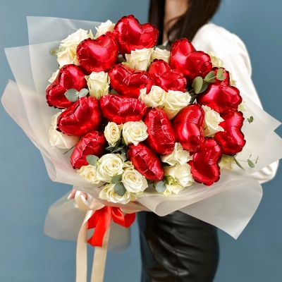 Букет из 25 белых роз с шарами сердце
