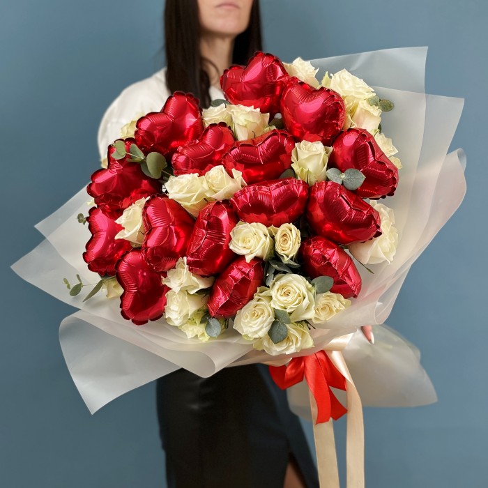 Букет из 25 белых роз с шарами сердце