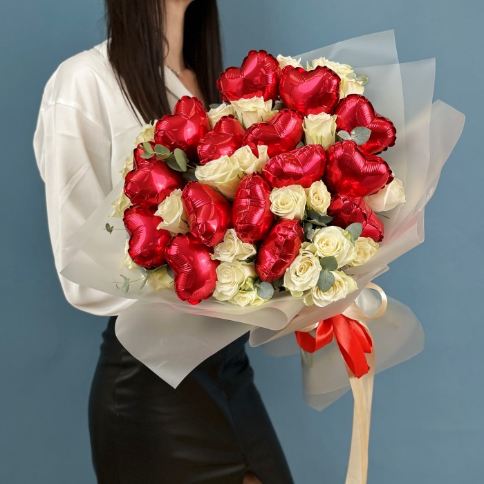 Букет из 25 белых роз с шарами сердце