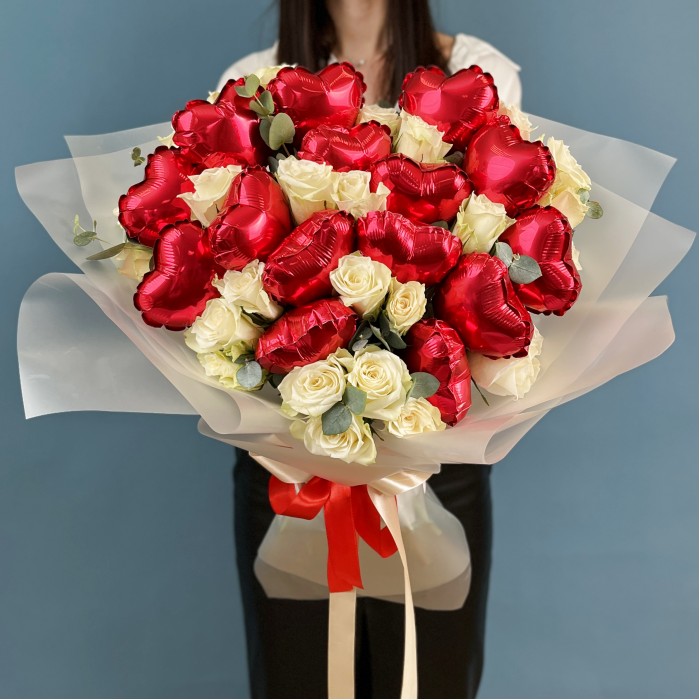 Букет из 25 белых роз с шарами сердце
