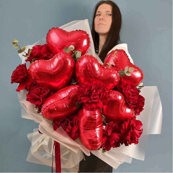 Букет красный романтик с шарами и пионовидными розами