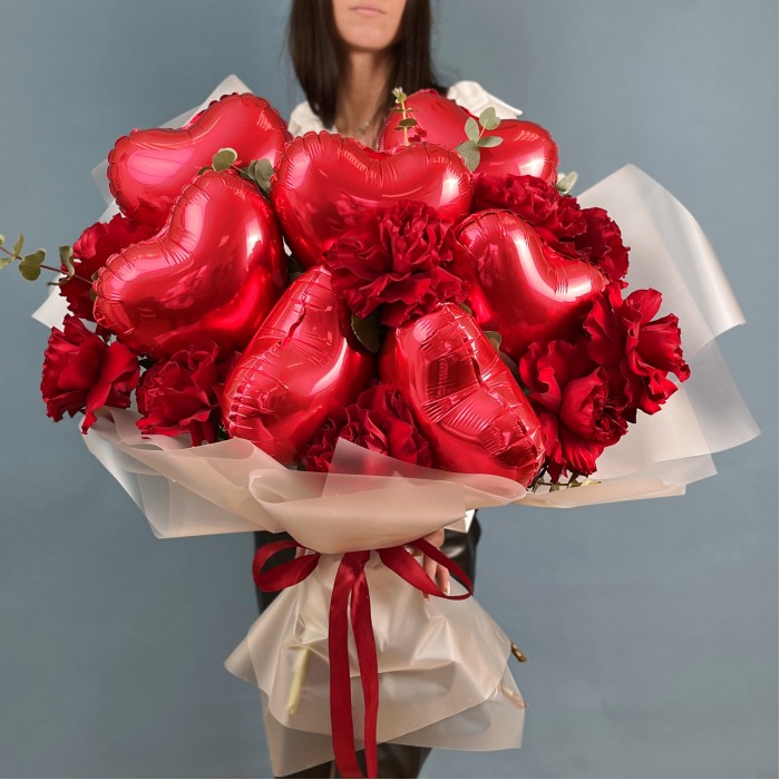 Букет красный романтик с шарами и пионовидными розами