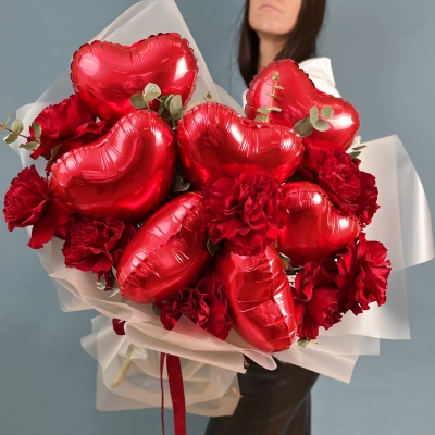 Букет красный романтик с шарами и пионовидными розами