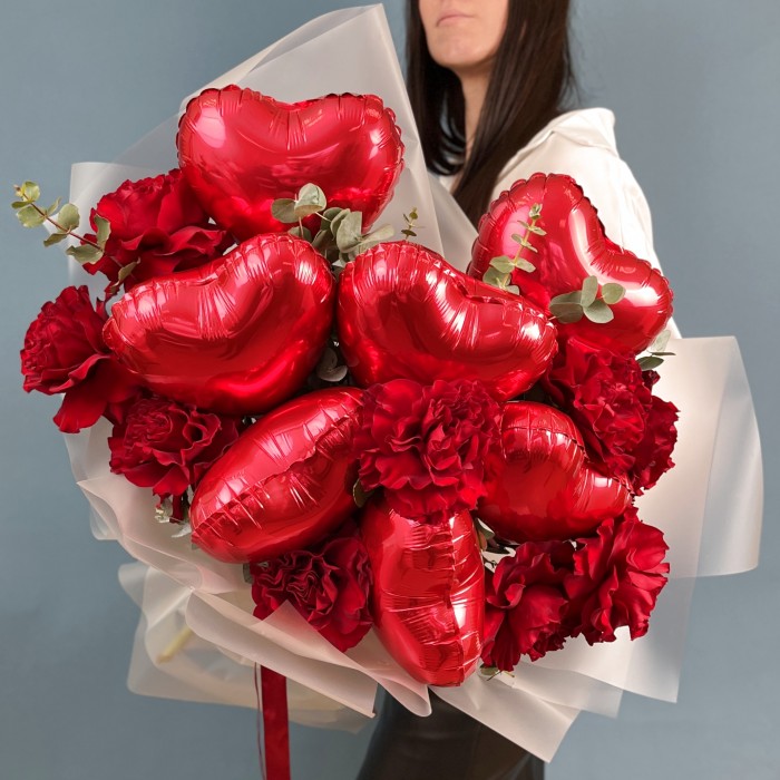 Букет красный романтик с шарами и пионовидными розами
