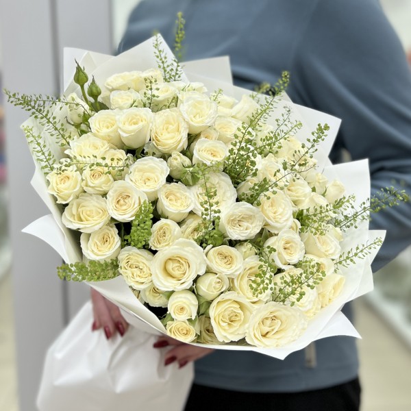 19 белых кустовых роз с гринбелом