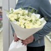 19 белых кустовых роз с гринбелом