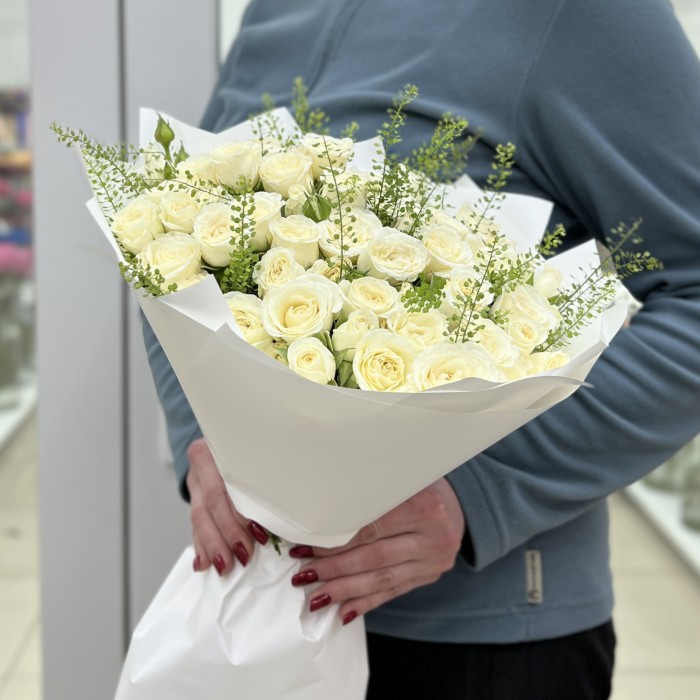 19 белых кустовых роз с гринбелом