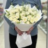 19 белых кустовых роз с гринбелом