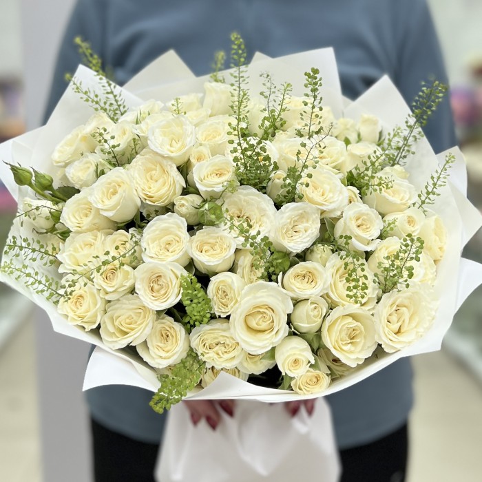 19 белых кустовых роз с гринбелом