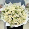 19 белых кустовых роз с гринбелом