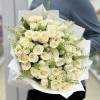 19 белых кустовых роз с гринбелом