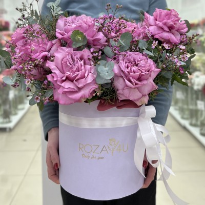 11 пышных сиреневых роз в коробке