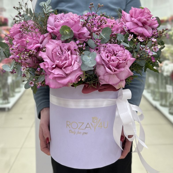 11 пышных сиреневых роз в коробке