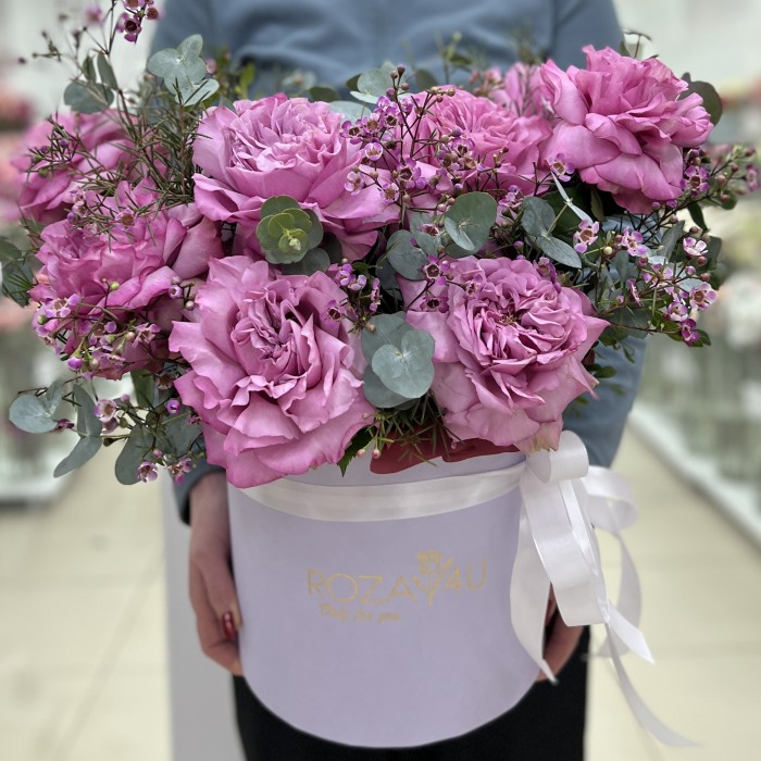 11 пышных сиреневых роз в коробке