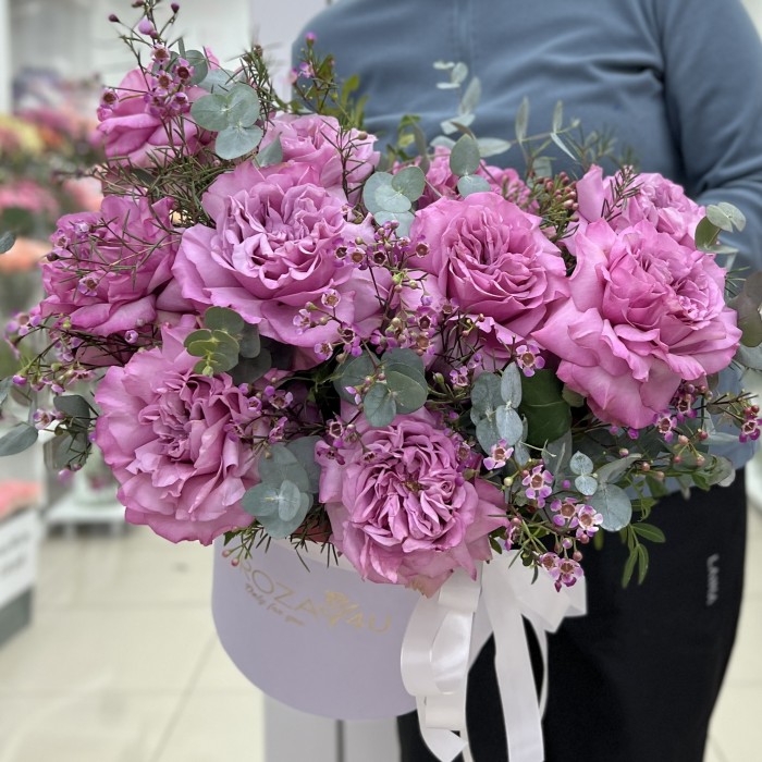 11 пышных сиреневых роз в коробке