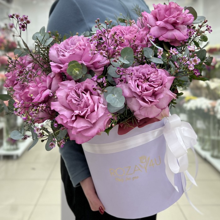 11 пышных сиреневых роз в коробке