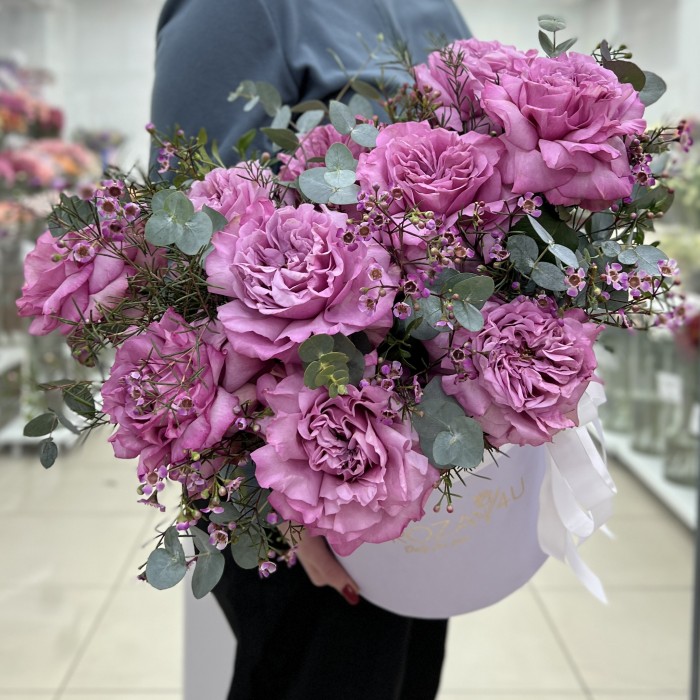 11 пышных сиреневых роз в коробке