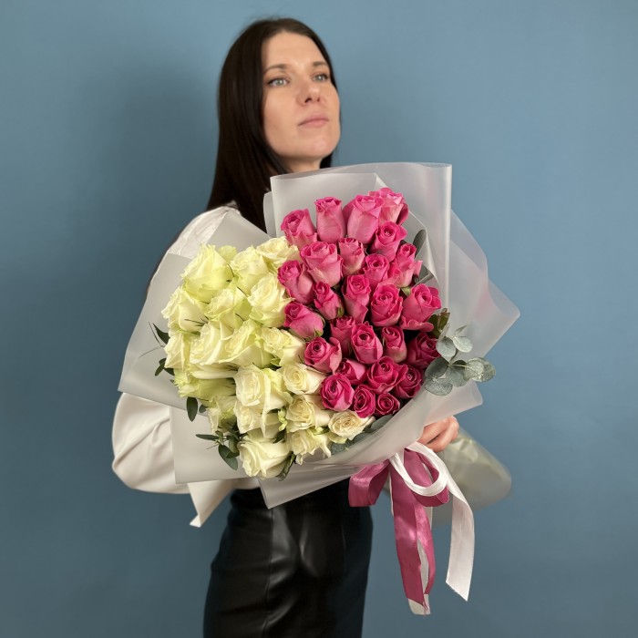 Каскад из 51 нежной розы в виде сердца