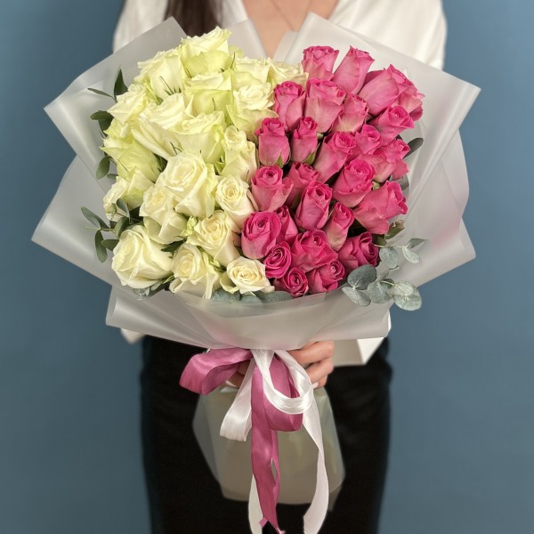 Каскад из 51 нежной розы в виде сердца