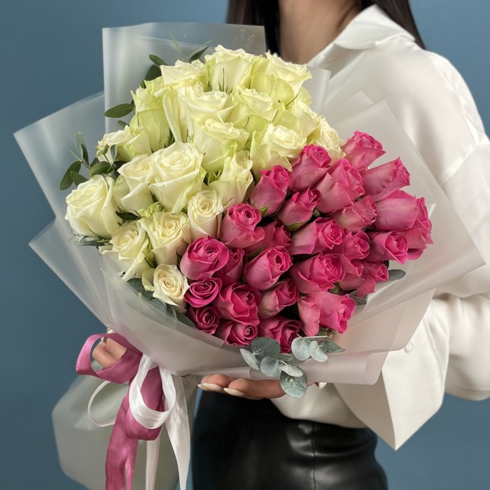 Каскад из 51 нежной розы в виде сердца