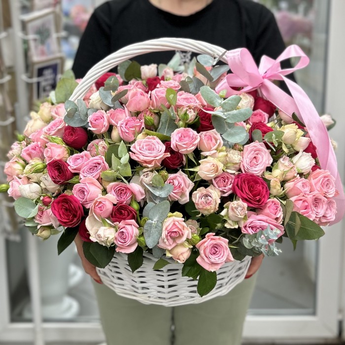 55 кустовых роз в корзине MIX