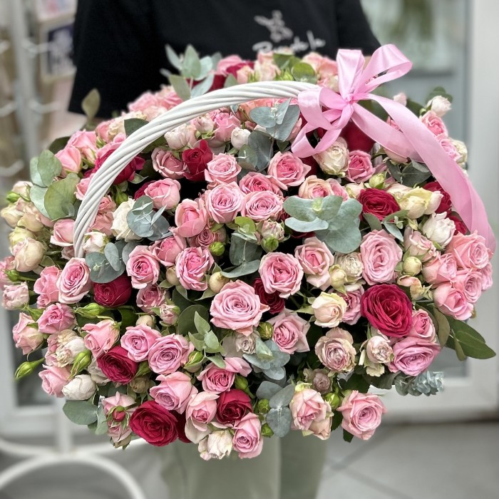 55 кустовых роз в корзине MIX