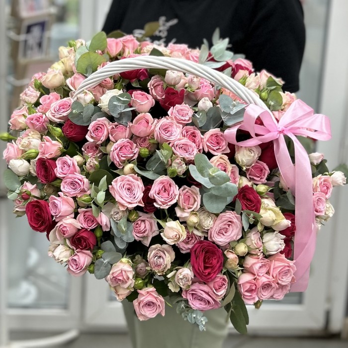 55 кустовых роз в корзине MIX