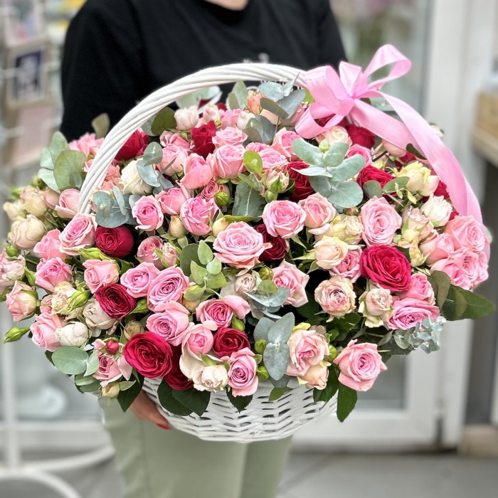 55 кустовых роз в корзине MIX