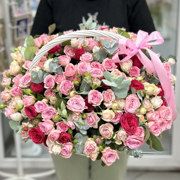55 кустовых роз в корзине MIX