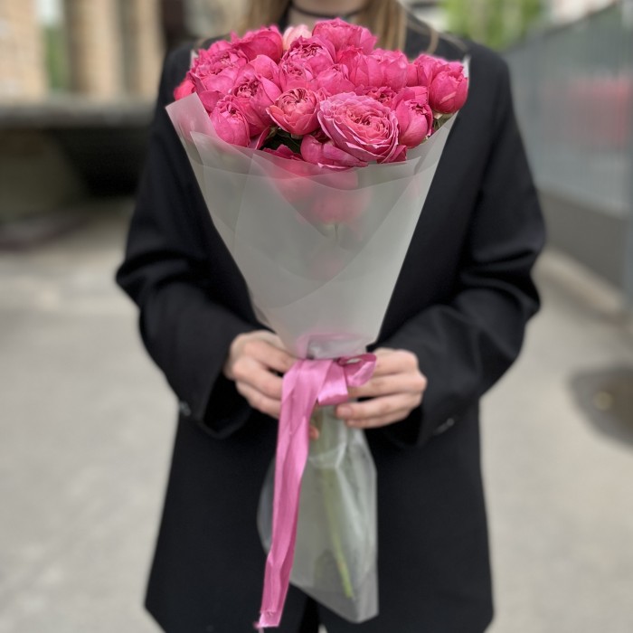 11 кустовых пионовидных роз Вишневая Джульетта